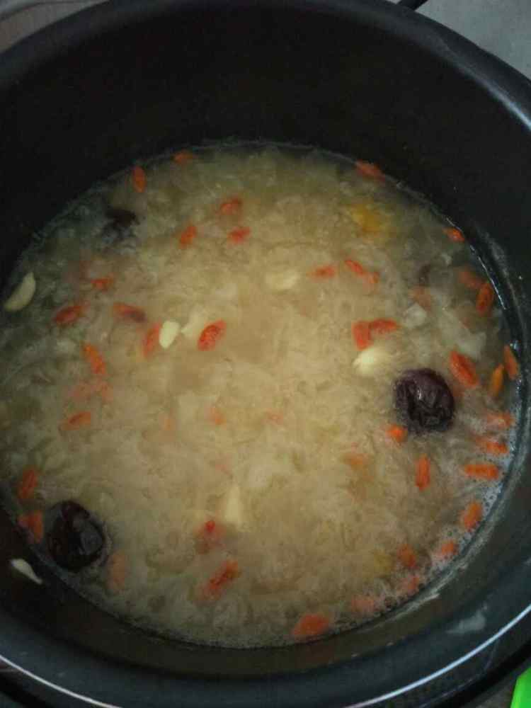 银耳莲子羹