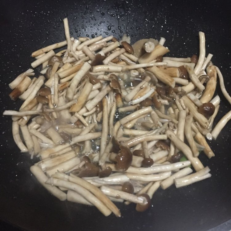 腊肉干锅茶树菇