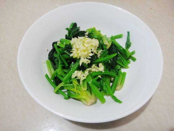 麻辣腊肠拌菠菜