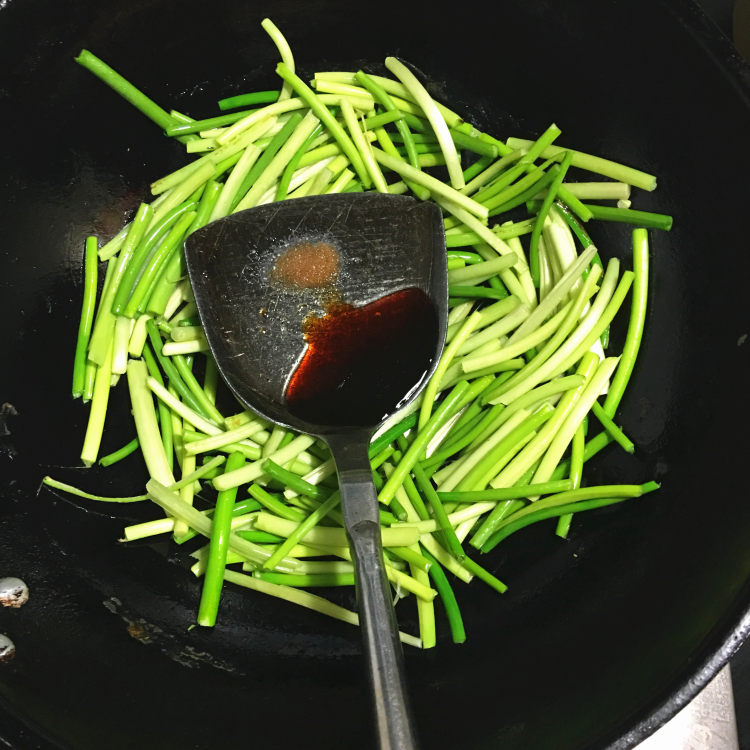 蒜苔炒鸡胸肉