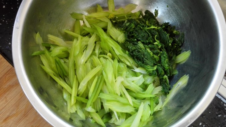 果仁芹菜