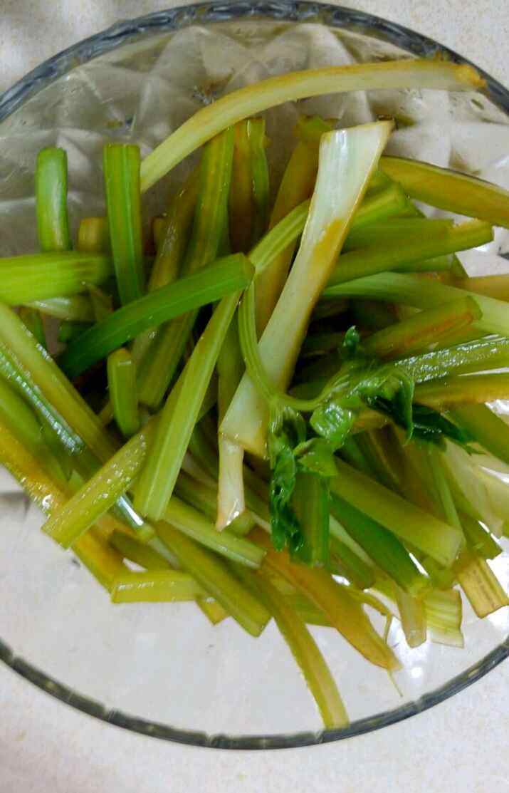 凉拌芹菜