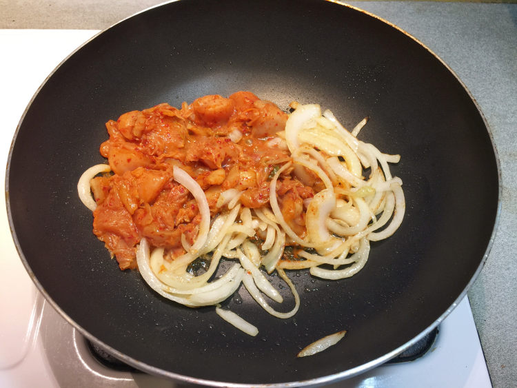 泡菜鲜奶油鸡肉面