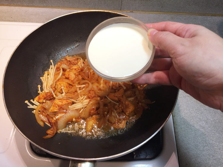 泡菜鲜奶油鸡肉面