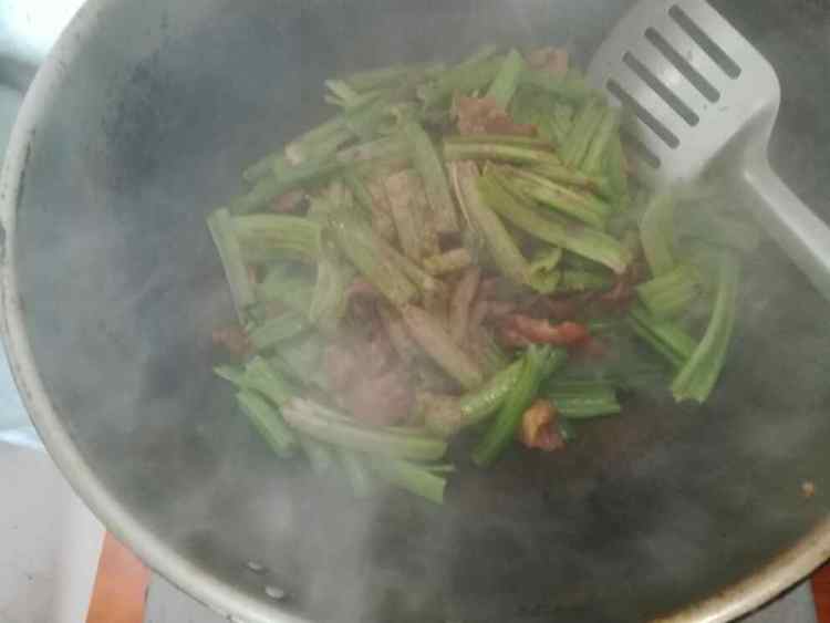 肉渣炒菜梗