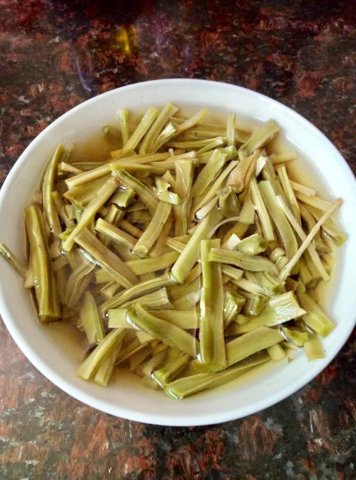 贡菜炒墨鱼丸