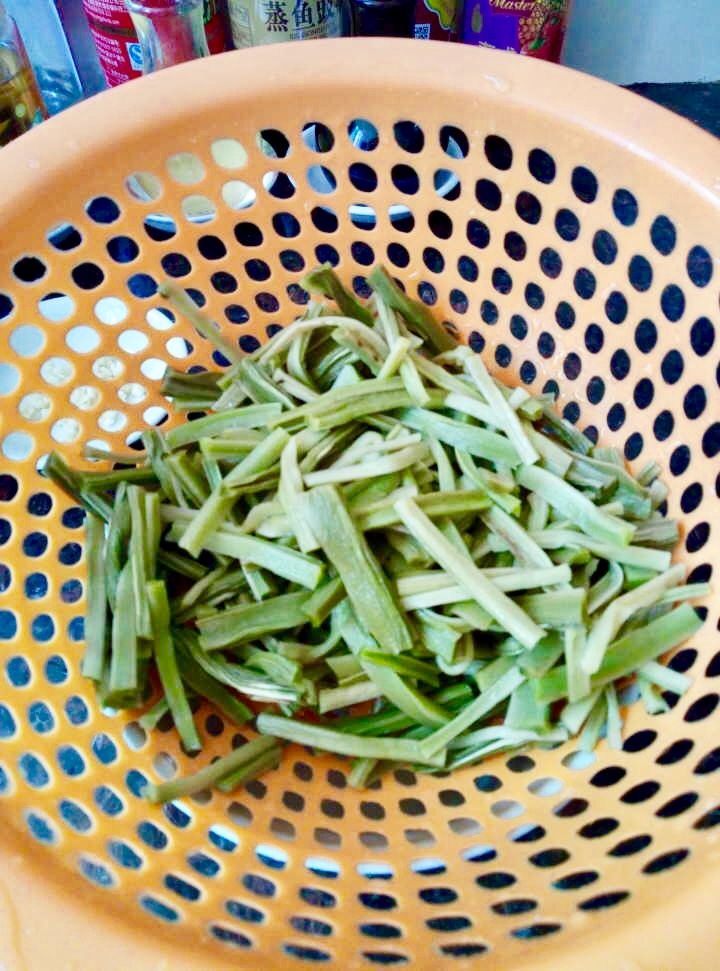 贡菜炒墨鱼丸