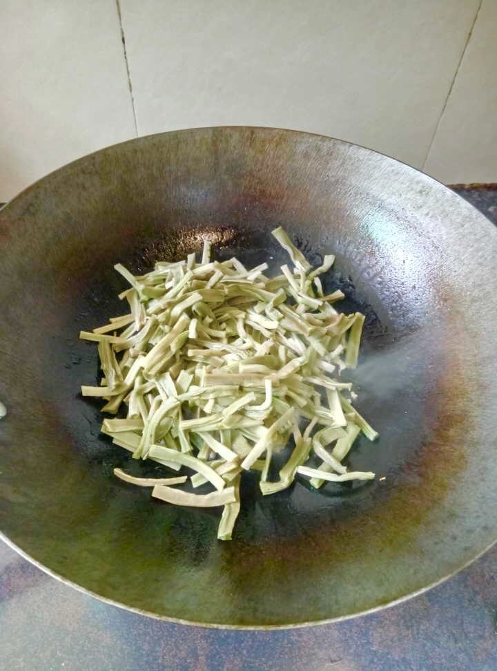 贡菜炒墨鱼丸