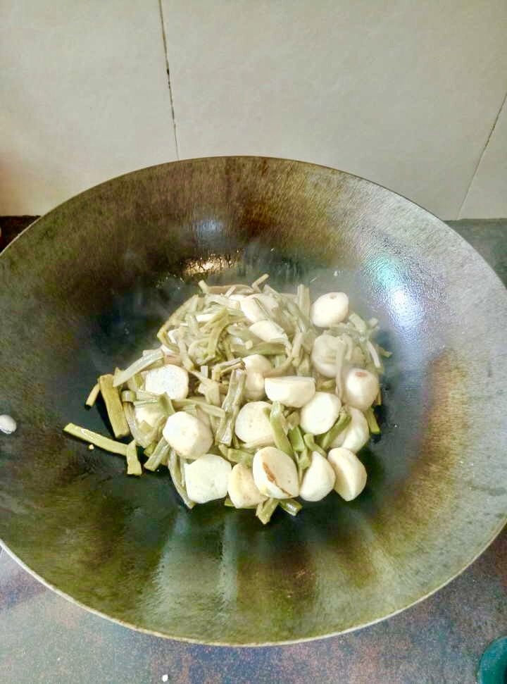 贡菜炒墨鱼丸