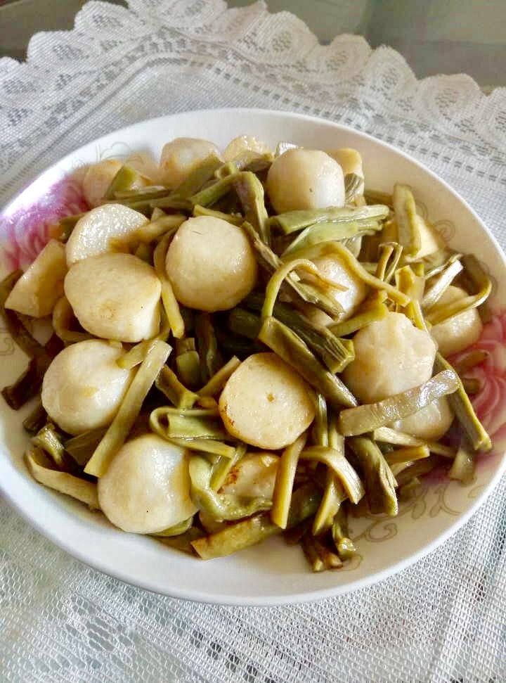 贡菜炒墨鱼丸