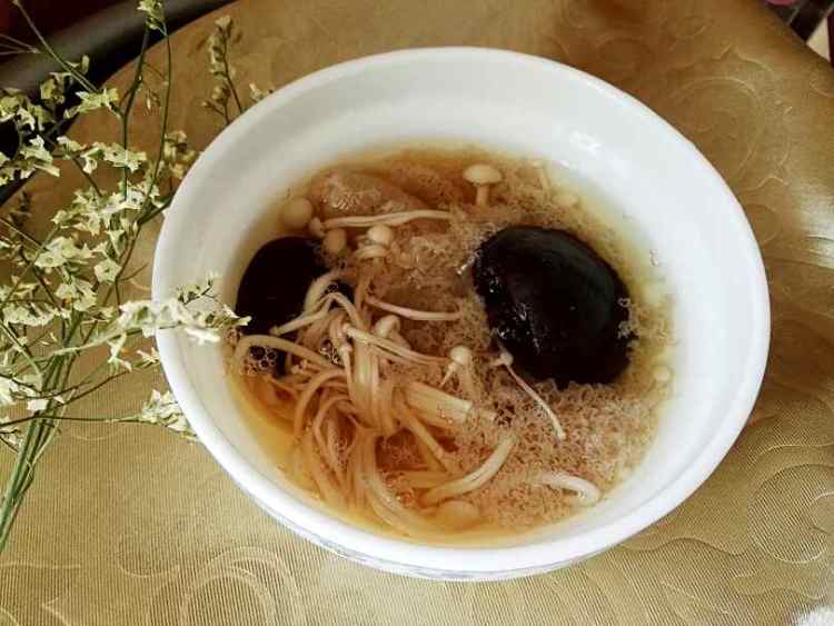 竹荪金菇汤