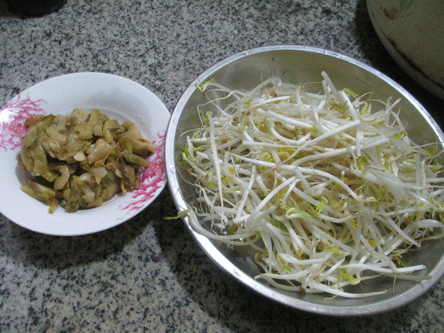 榨菜丝炒绿豆芽