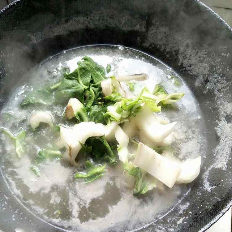 蚕豆炒腊肉牛皮菜