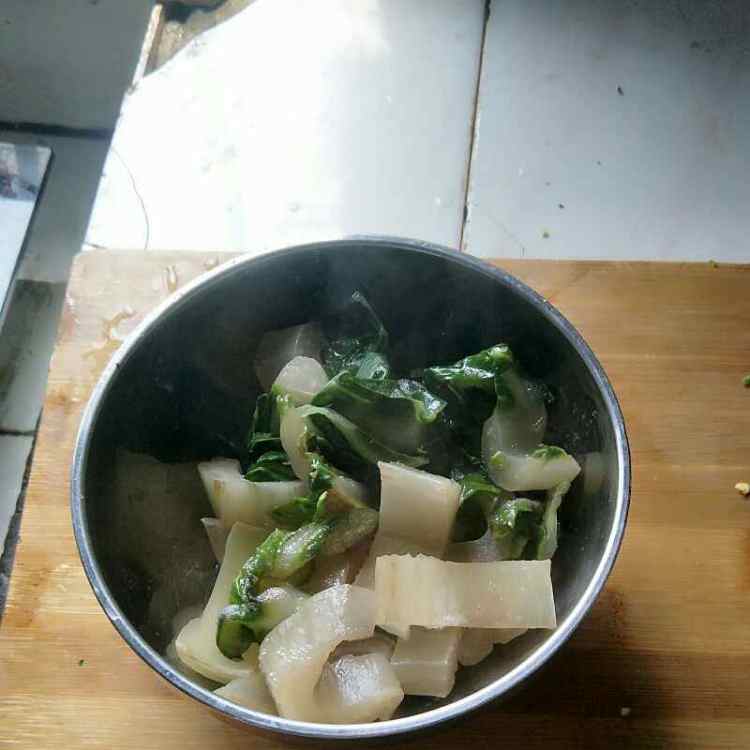 蚕豆炒腊肉牛皮菜