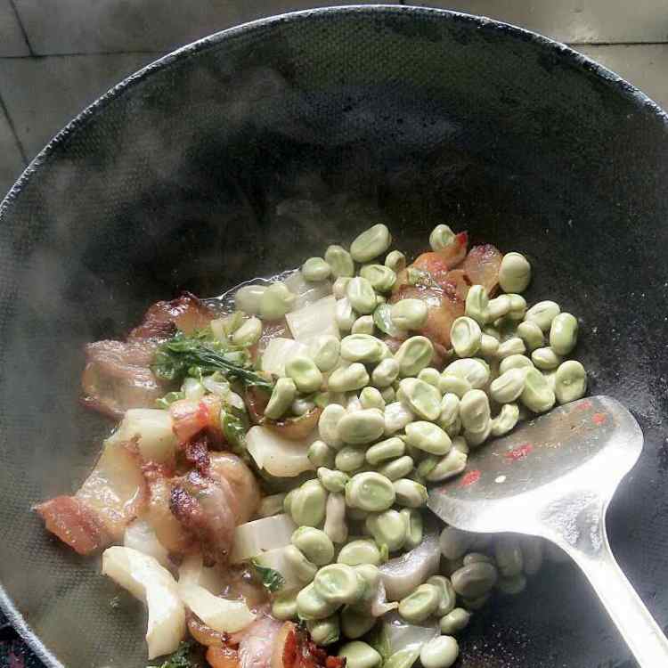 蚕豆炒腊肉牛皮菜