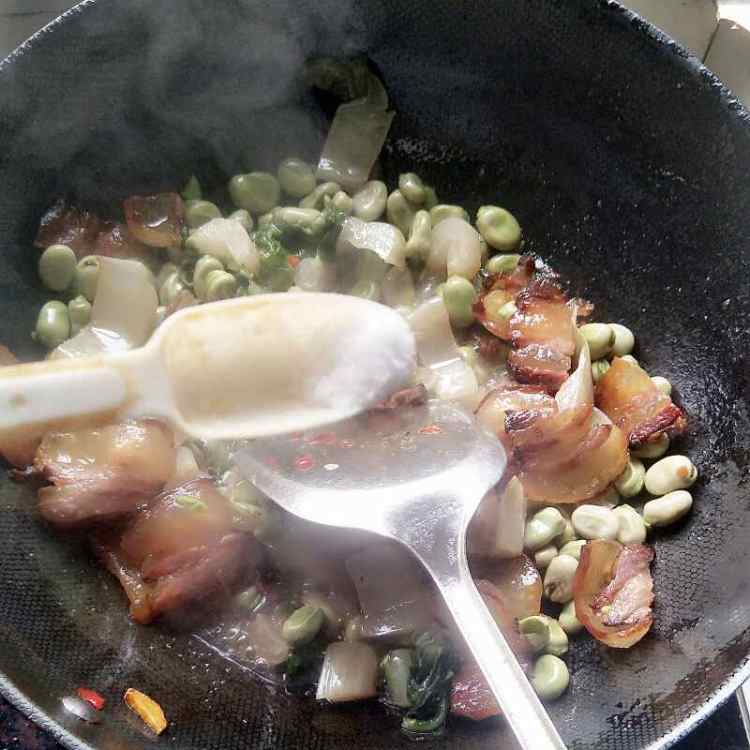 蚕豆炒腊肉牛皮菜