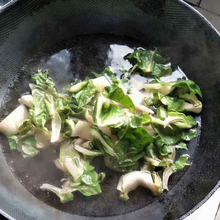 蚕豆炒牛皮菜