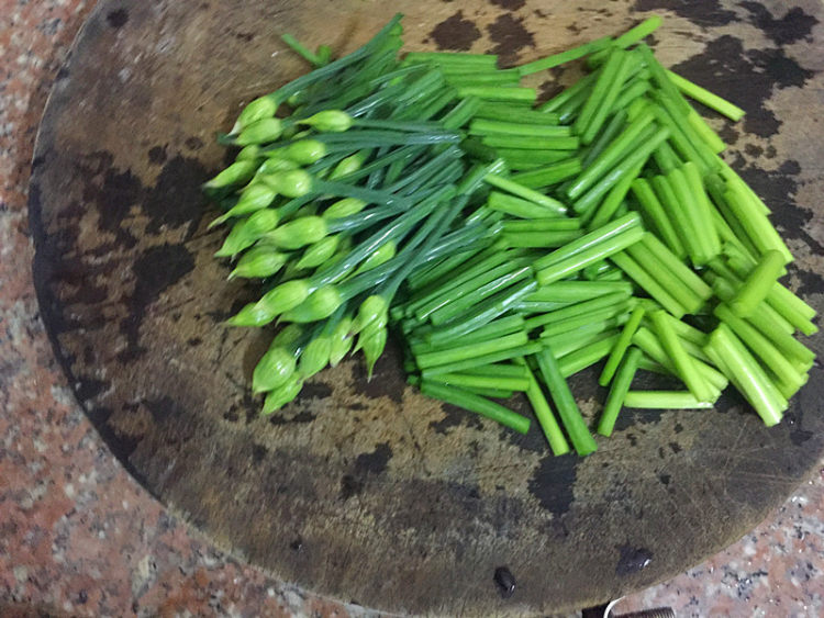 韭菜花炒蚬肉