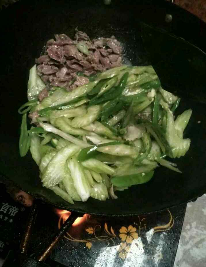 芹菜炒肉