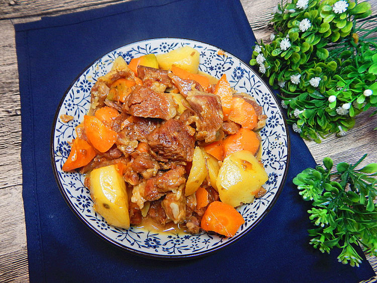 土豆胡萝卜烧牛肉块