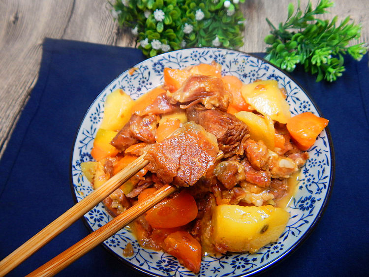 土豆胡萝卜烧牛肉块