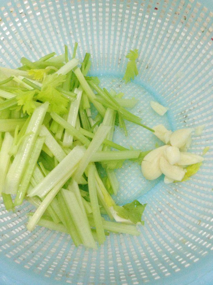 芹菜香干炒腊肉