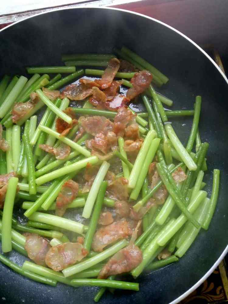 腊肠炒蒜苔