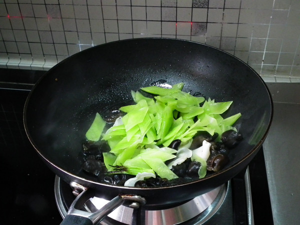莴笋炒双耳