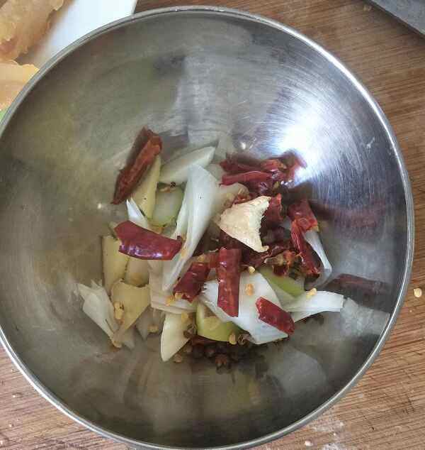 手撕包菜炒腊肉