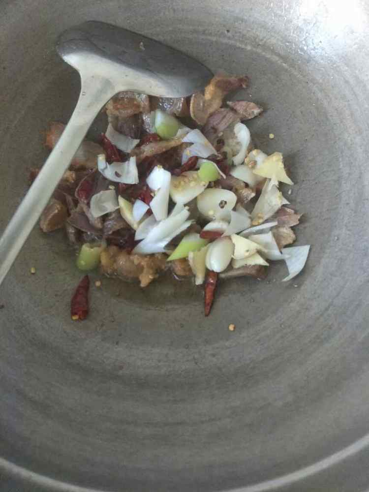 手撕包菜炒腊肉