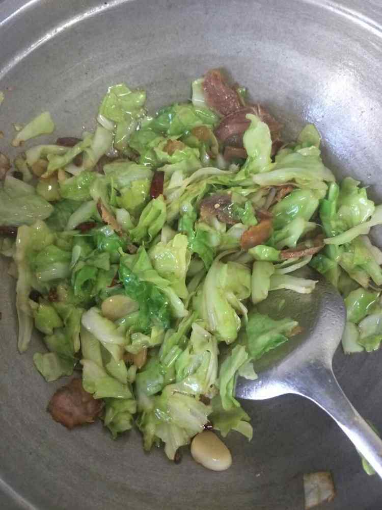 手撕包菜炒腊肉