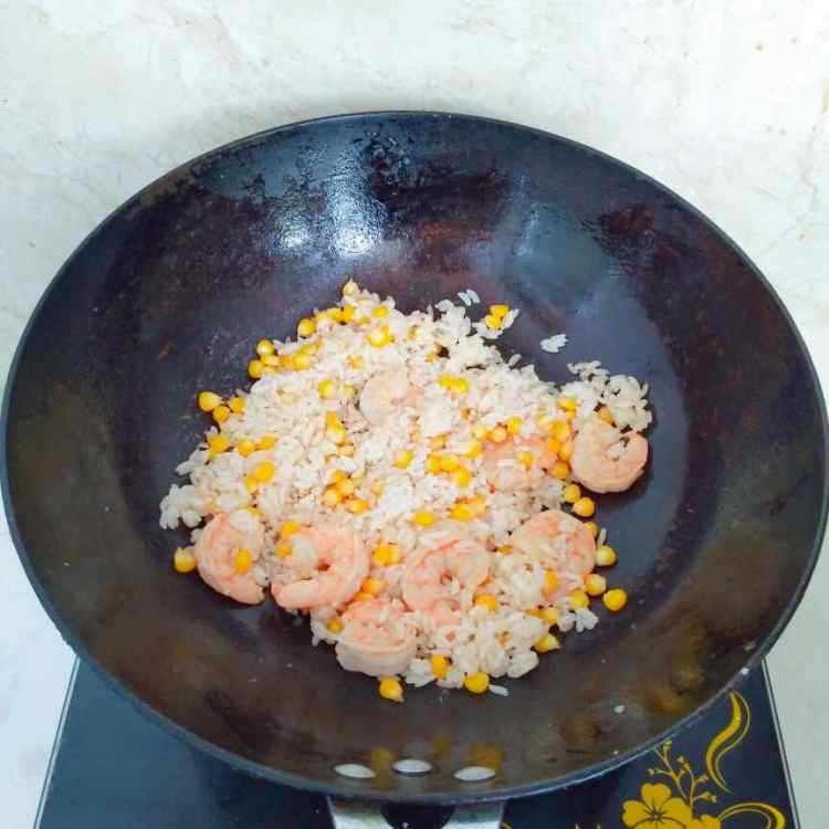 鲜虾玉米蛋炒饭