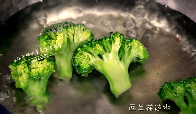 黄椒西兰花鸡肉丸