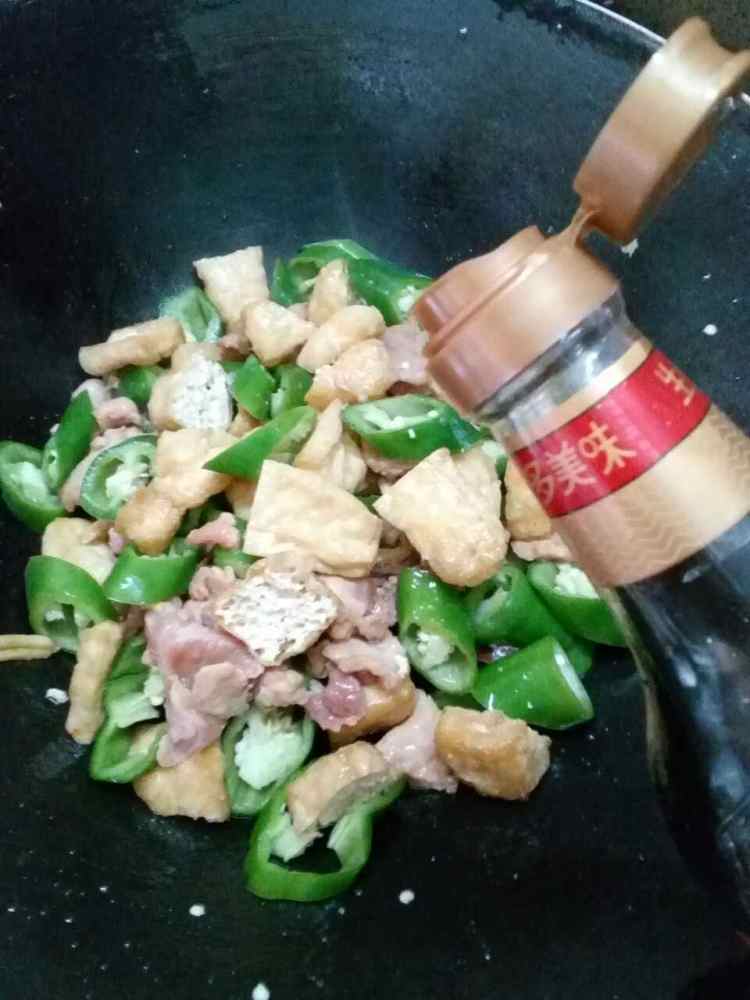 尖椒炒肉片，豆腐