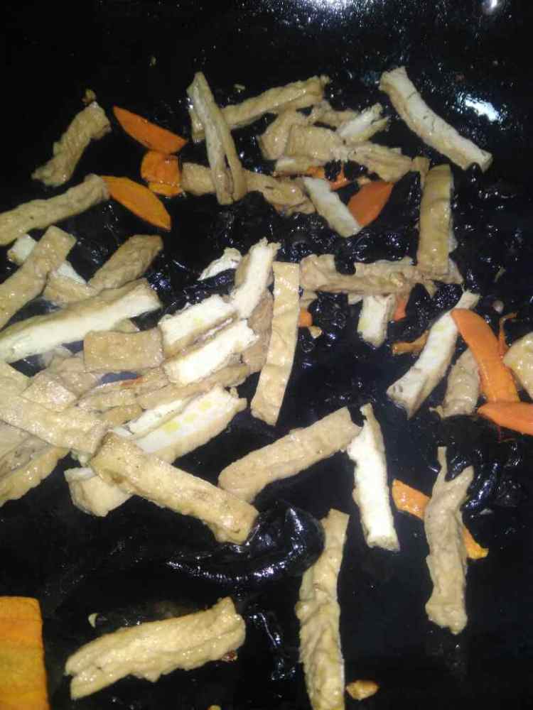 木耳红萝卜炒豆腐干