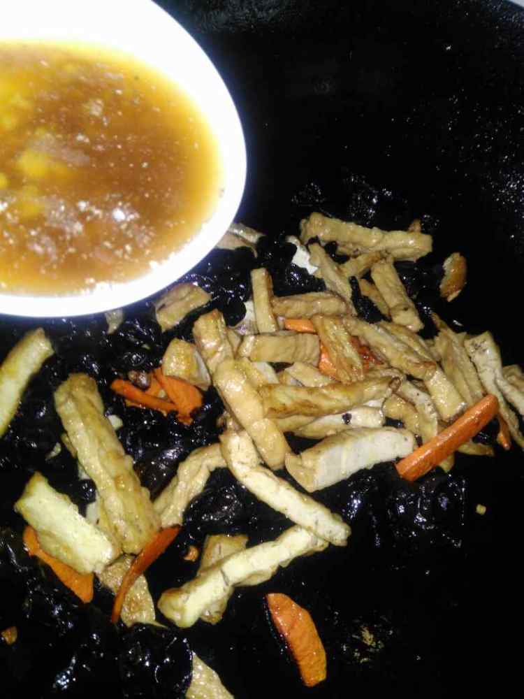 木耳红萝卜炒豆腐干