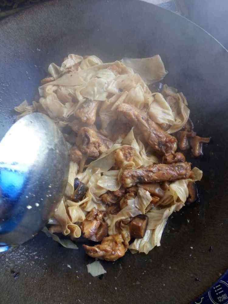 鸡翅根烧香菇豆皮