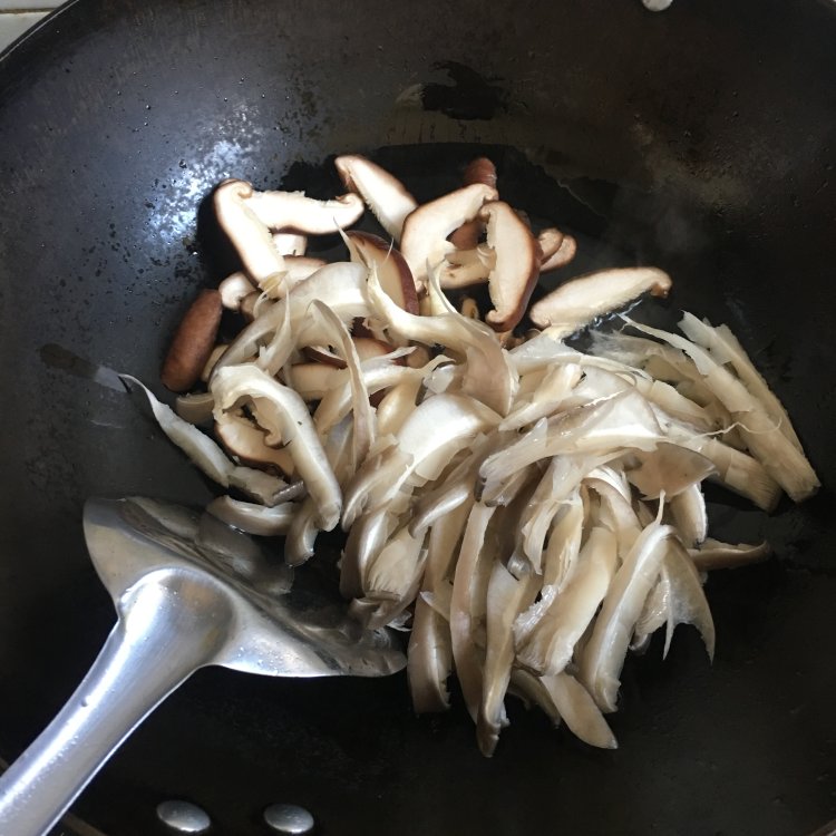 菌菇滑鸡煲仔饭