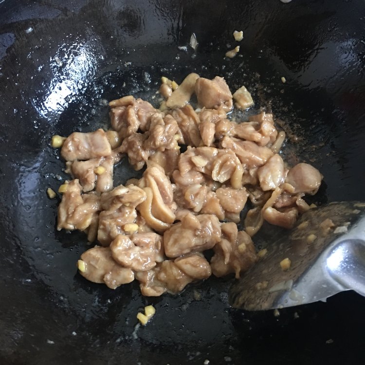 菌菇滑鸡煲仔饭