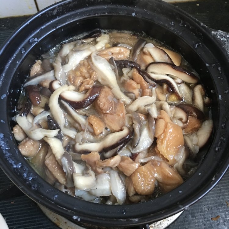 菌菇滑鸡煲仔饭