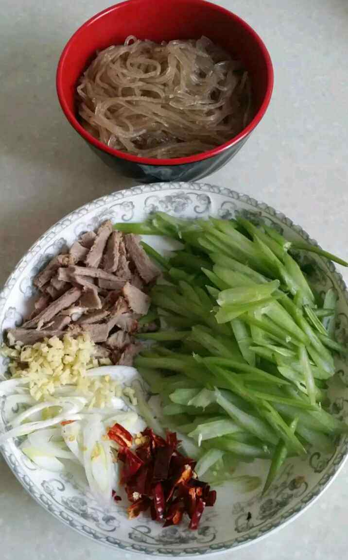 芹菜肉丝炒粉