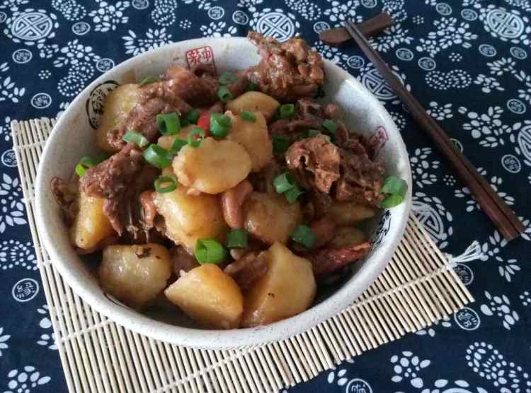 鸡肉炖土豆