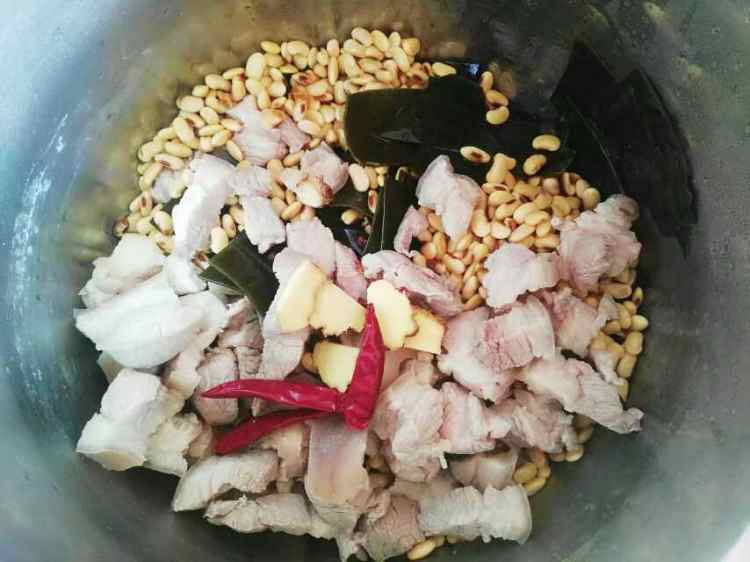 豆子肘子一锅炖