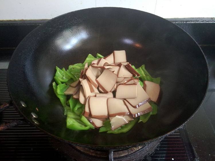 辣椒炒鸡蛋干