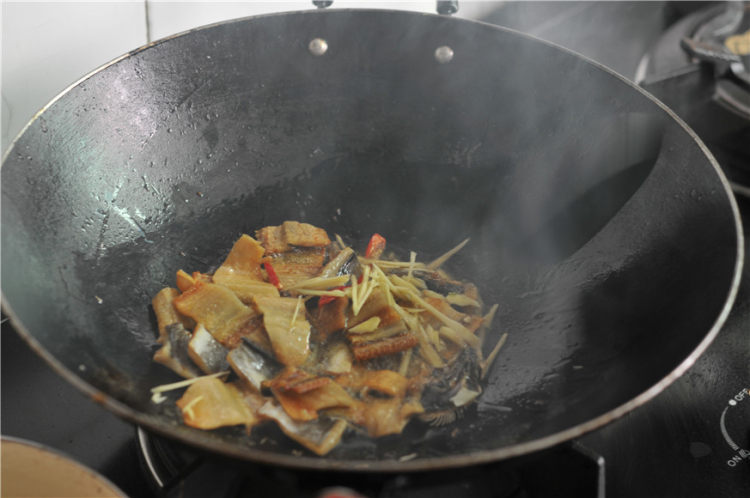 香辣双椒豆豉焖鳗鱼干