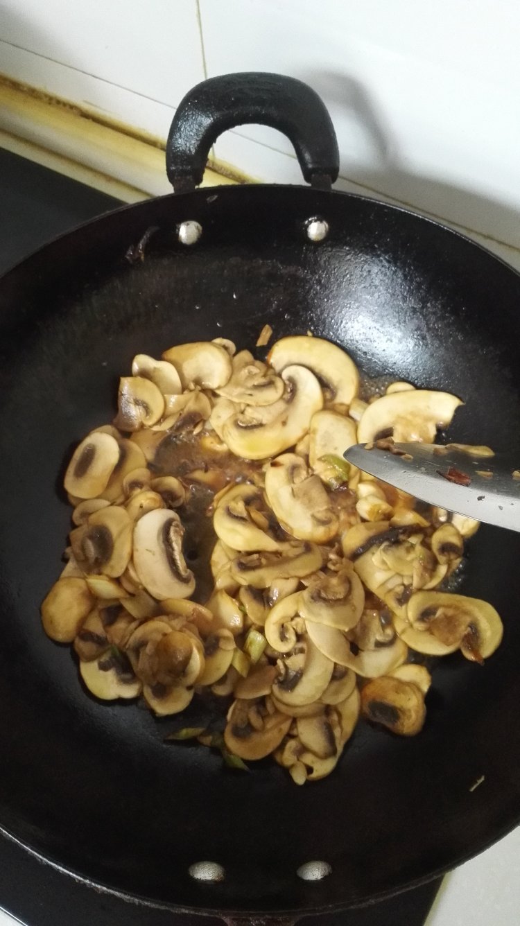 炒圆蘑菇