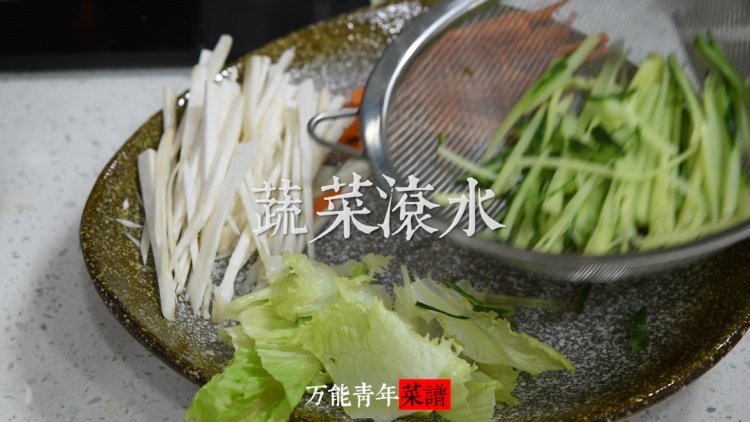 麻辣鸡丝拌面