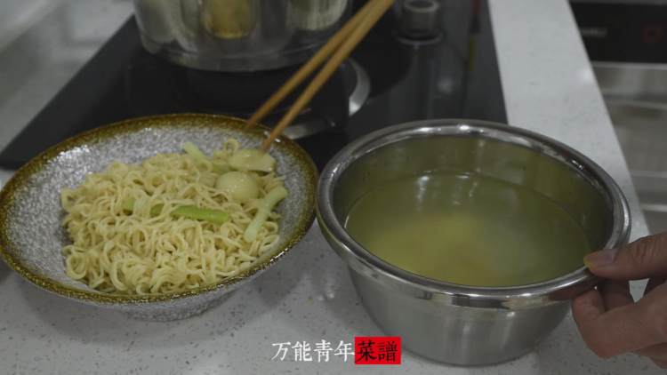 麻辣鸡丝拌面