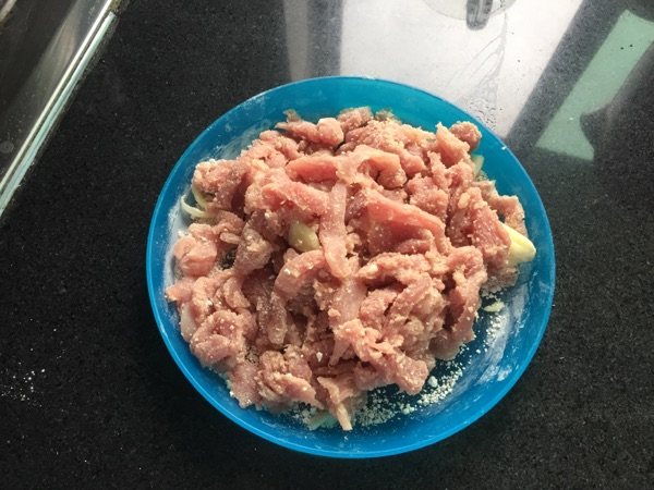 绿豆芽炒肉片