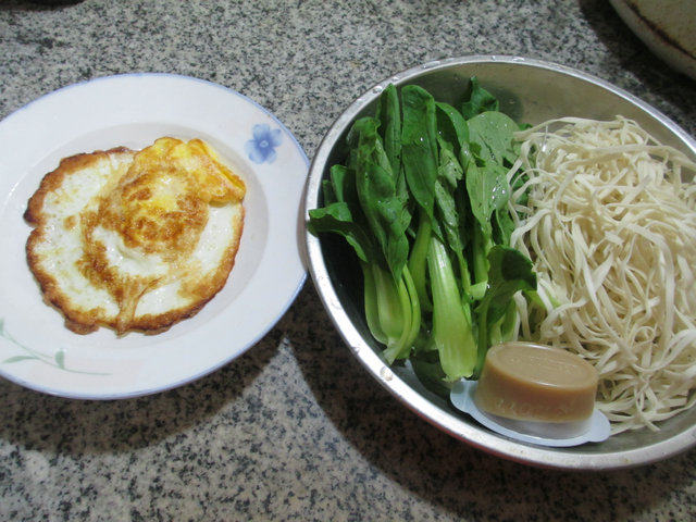 鸡蛋鸡毛菜汤面